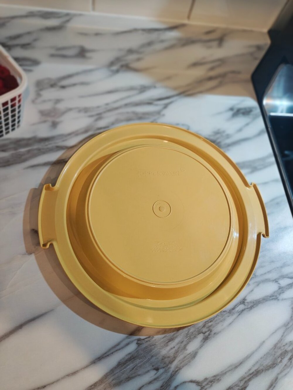 Vintage Tupperware Pie Taker Harvest Gold 719 720 with Lid | 1970s Pie Carrier - Picture 6 of 8